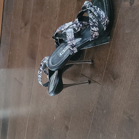 Sandals - Picture 2 of 3